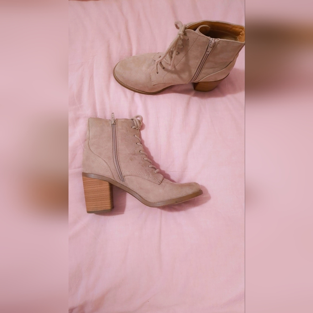 Universal Thread Tan heeled booties